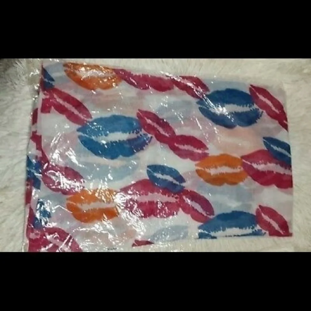 ☄Yummy Shelf Kisses Printed Rectangular Scarf Wht